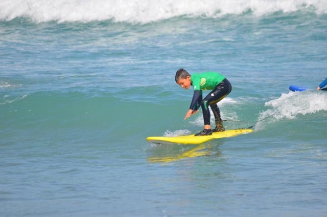  站在冲浪板上的男孩 